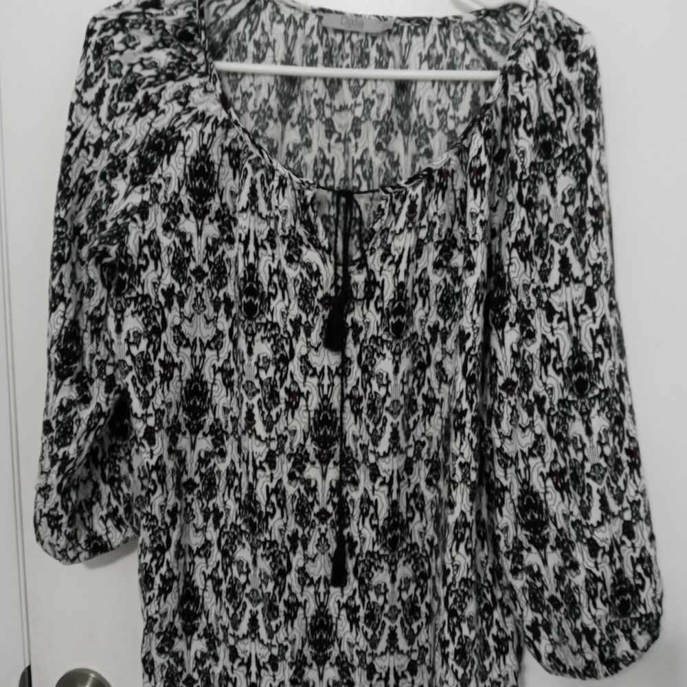 Dalia long sleeve Tassle tie Keyhole Neck Closure